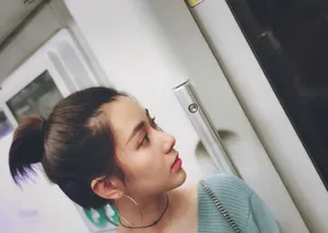 关芯v领毛衣随性街拍照图片