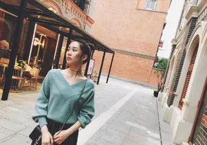 关芯v领毛衣随性街拍照图片_4