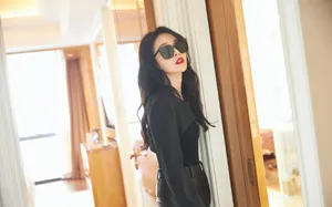 张佳宁墨镜甜酷性感写真图片_1