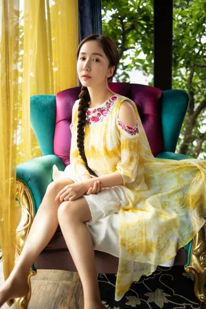 娄艺潇露肩长裙性感写真图片_3