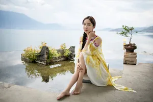 娄艺潇露肩长裙性感写真图片_4
