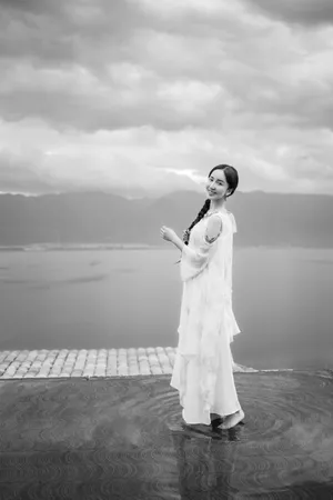 娄艺潇露肩长裙性感写真图片_6