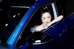 阚清子车展优雅性感写真图片