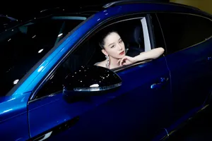阚清子车展优雅性感写真图片_3