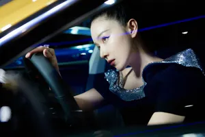 阚清子车展优雅性感写真图片_4
