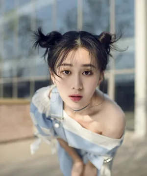 关芯清甜丸子头性感迷人写真