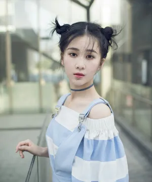 关芯清甜丸子头性感迷人写真