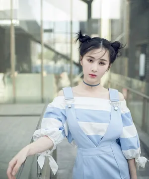 关芯清甜丸子头性感迷人写真_3