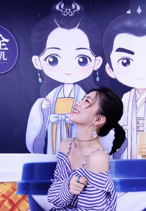 关芯蓝色吊带露肩装性感图片_7