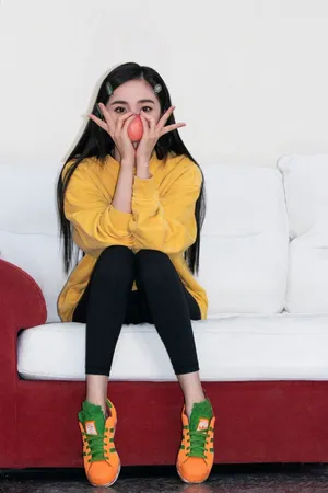杨幂俏皮私服写真图片