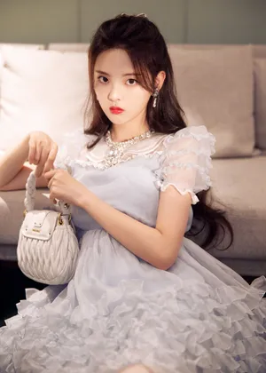 杨超越淡蓝连衣裙清新俏丽写真图片_2