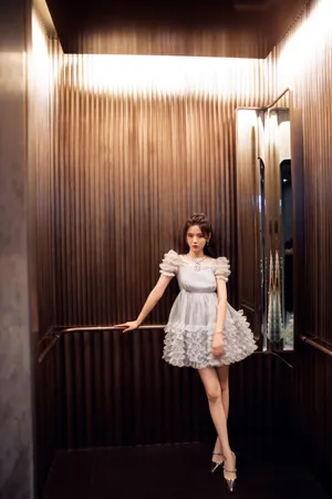 杨超越淡蓝连衣裙清新俏丽写真图片_4