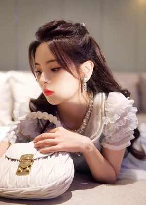杨超越淡蓝连衣裙清新俏丽写真图片_5