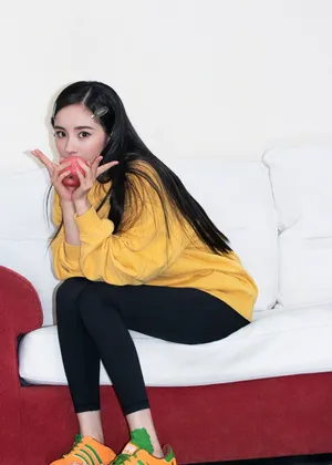 杨幂黄卫衣中分可爱俏皮写真图片