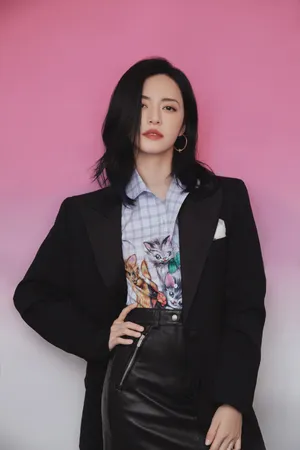 姚晨西服皮裙酷飒写真图片_3