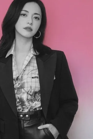 姚晨西服皮裙酷飒写真图片_5
