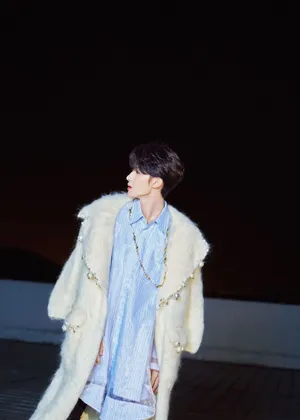 朱正廷纯白绒毛大衣清爽写真图片