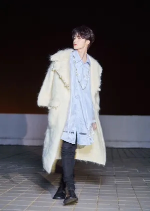 朱正廷纯白绒毛大衣清爽写真图片_5