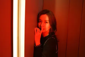 施诗甜酷连身裙性感写真图片_2