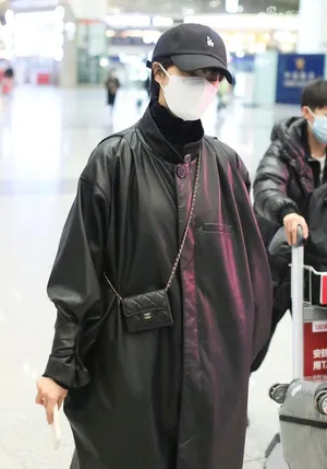 郁可唯黑皮大衣低调冷艳机场照图片