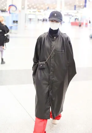 郁可唯黑皮大衣低调冷艳机场照图片_2