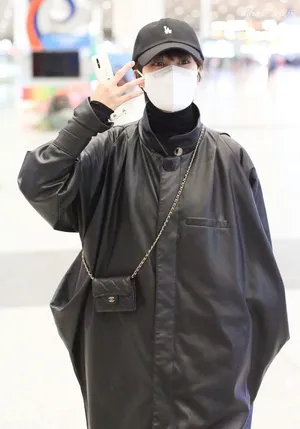 郁可唯黑皮大衣低调冷艳机场照图片_4