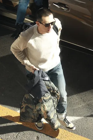 李现寸头迷彩外套硬朗帅气机场照图片_1