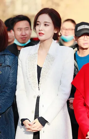 古力娜扎珍珠长外套甜美清新美照图片_5