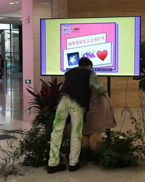 刘雨昕亮钻黑马甲潮范帅气现场照图片