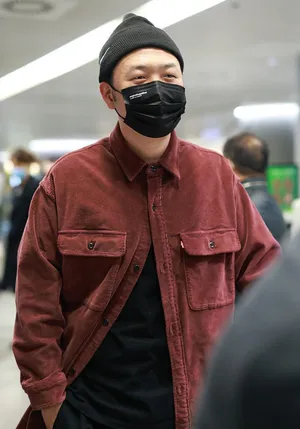 杜海涛砖红色外套潮酷帅气机场照图片_2