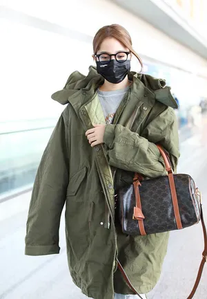 欧阳娜娜超大棉服文艺时尚机场照图片