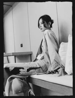 辛芷蕾牛仔套装写真图片_2