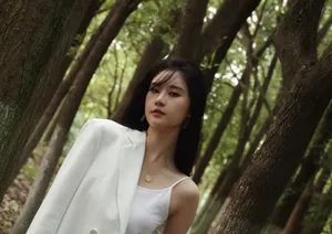 刘丁菡白色西装甜酷写真图片