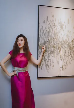 张棪琰紫裙性感美艳写真图片