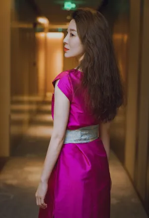 张棪琰紫裙性感美艳写真图片_1