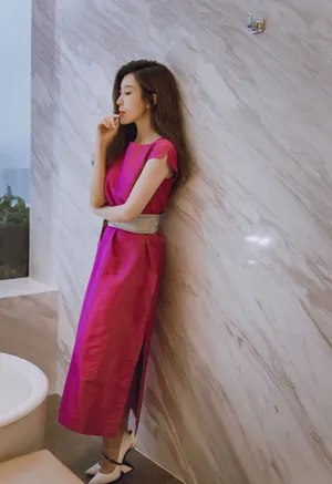 张棪琰紫裙性感美艳写真图片_2