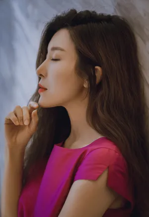 张棪琰紫裙性感美艳写真图片_3