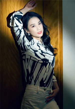 黄圣依黑白套装知性写真图片_1