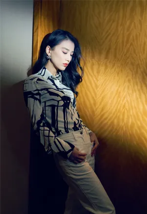 黄圣依黑白套装知性写真图片_5