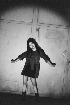 谭松韵俏丽光影性感写真图片_6