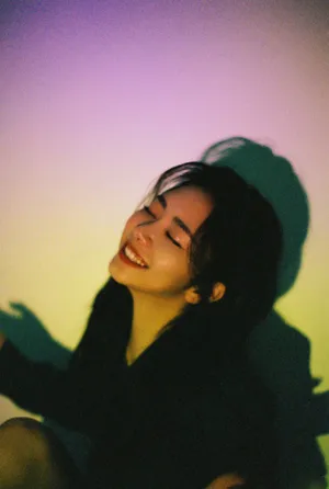 谭松韵俏丽光影性感写真图片_8