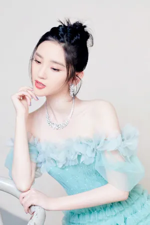 唐艺昕绿色纱裙优雅灵动写真图片