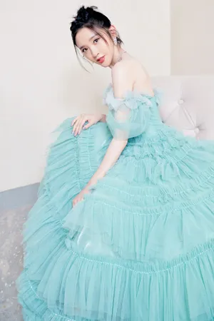 唐艺昕绿色纱裙优雅灵动写真图片_3