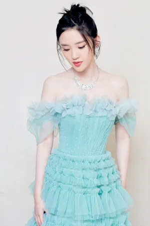 唐艺昕绿色纱裙优雅灵动写真图片_6