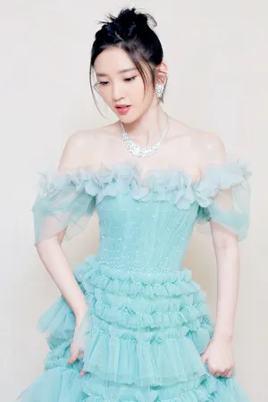 唐艺昕绿色纱裙优雅灵动写真图片_8