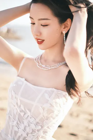 陈都灵海边落日优雅写真图片
