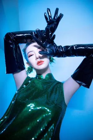 戚薇墨绿色旗袍性感写真图片_3