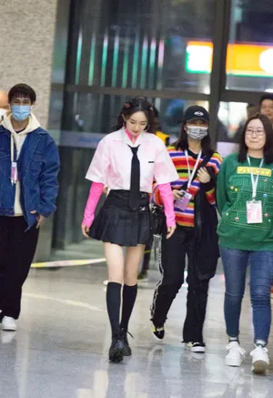 杨幂学院风造型减龄性感图片_2