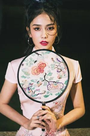 白鹿粉色旗袍装魅力性感写真图片_5