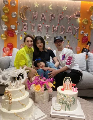 汪峰章子怡为小苹果温馨庆生美照图片